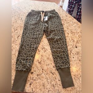 AMPERSAND AVE Olive Leopard joggers